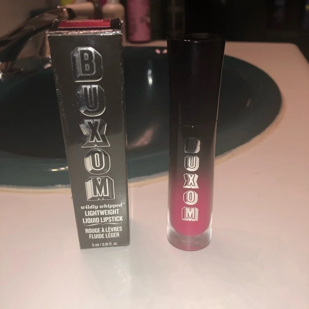 NIB BUXOM EXHIBITIONIST LIQUID LIPSTICK